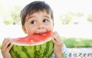 患儿吃瓜,呵护幼儿健康成长